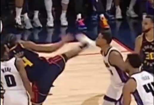  抬腳過高踢到了對手下巴！NBA官方：穆迪這一動(dòng)作被判1級(jí)惡犯